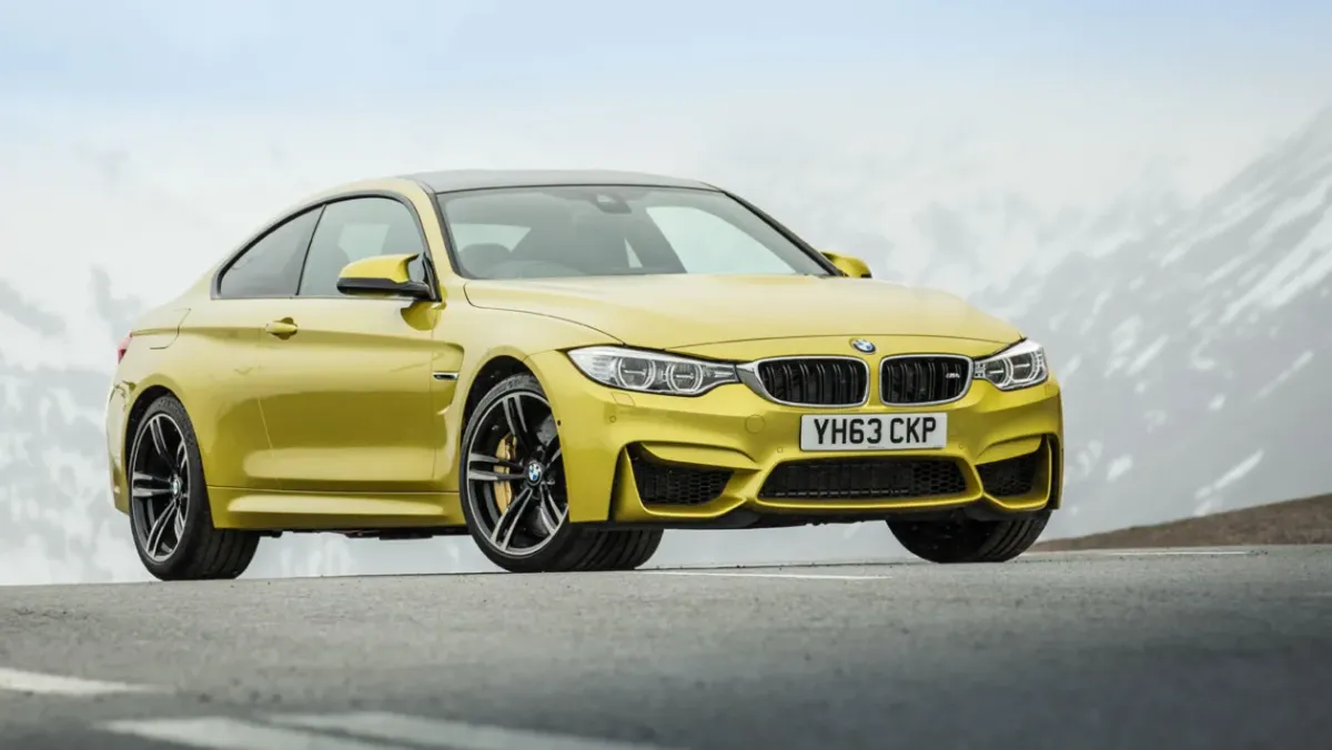 ¡El BMW M4 2014: Una bestia que ruge en la pista! 🏁