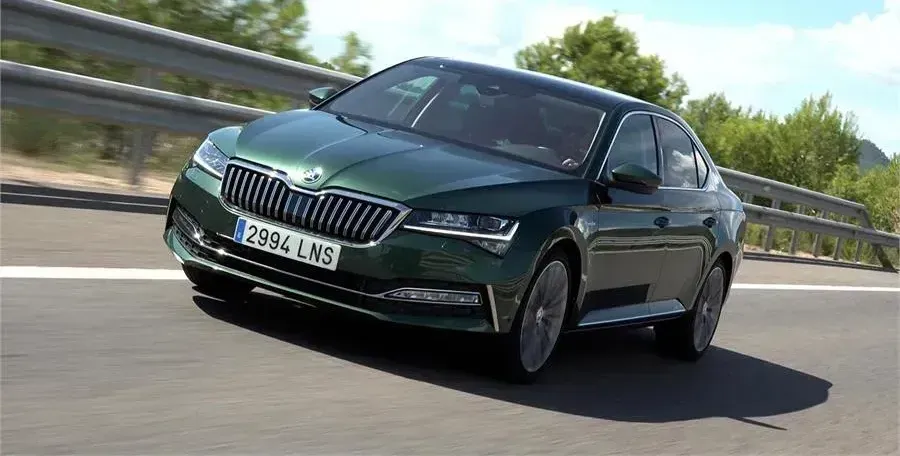 ¡El Skoda Superb 2.0 TDI 150 CV:  Un Viaje al Corazón de la Rioja y el Museo Guggenheim! 🚗💨🍷🎨