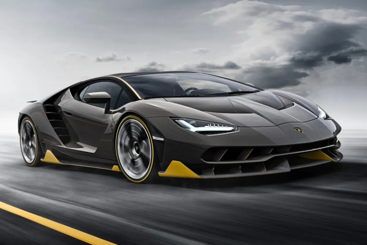 ¡Lamborghini Centenario: Una Bestia Moderna que Ruge con Poder! 🏎️💨