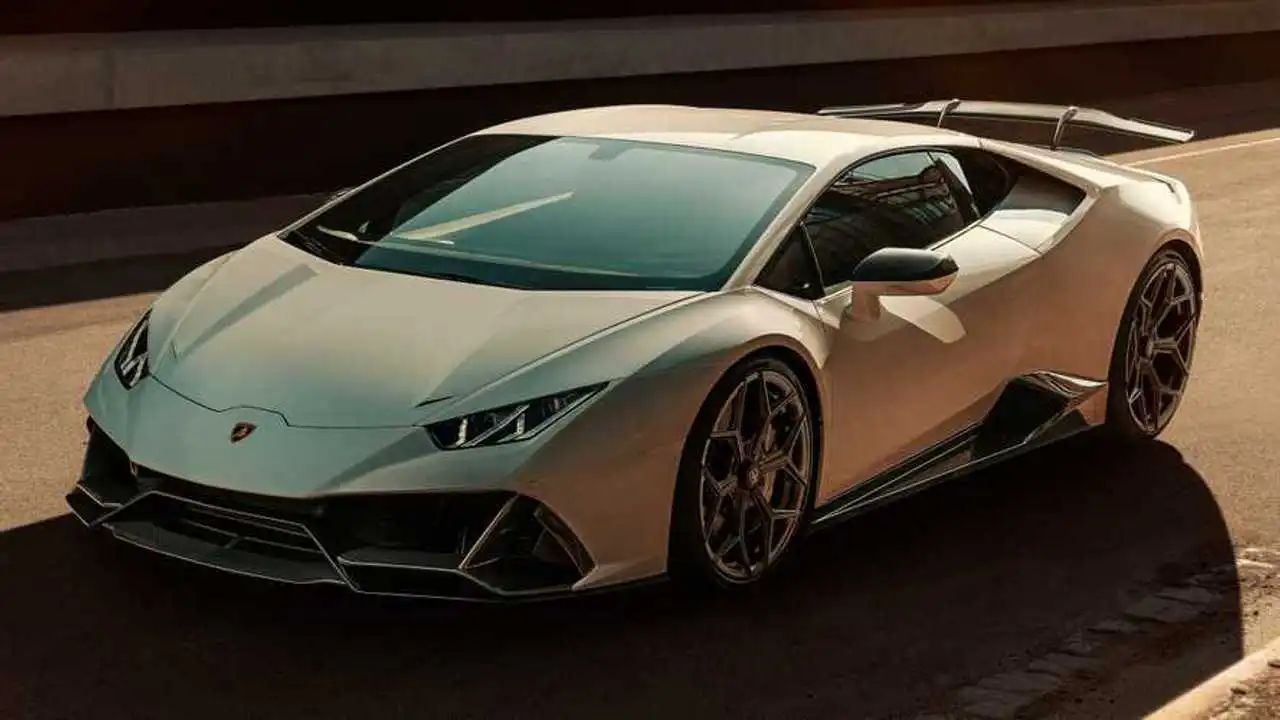 Lamborghini Huracán EVO: ¡Más que un simple facelift!  🔥 Te atreves a descubrir por qué 🏎️