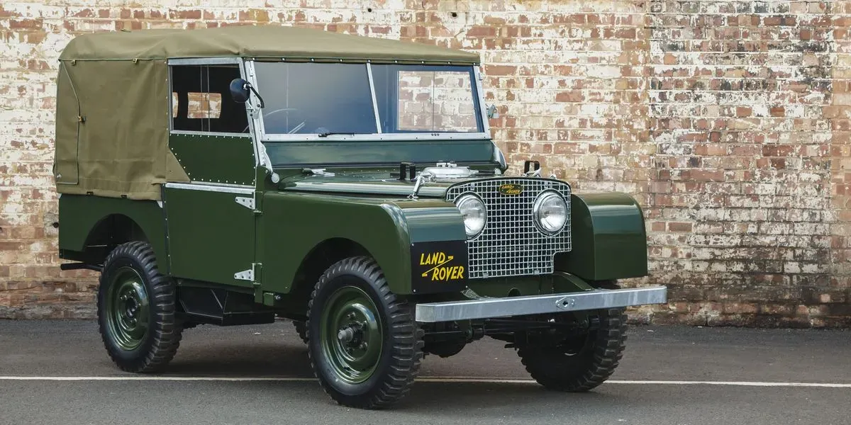 El adiós del Land Rover Defender: Un último viaje al límite 🚗🌊