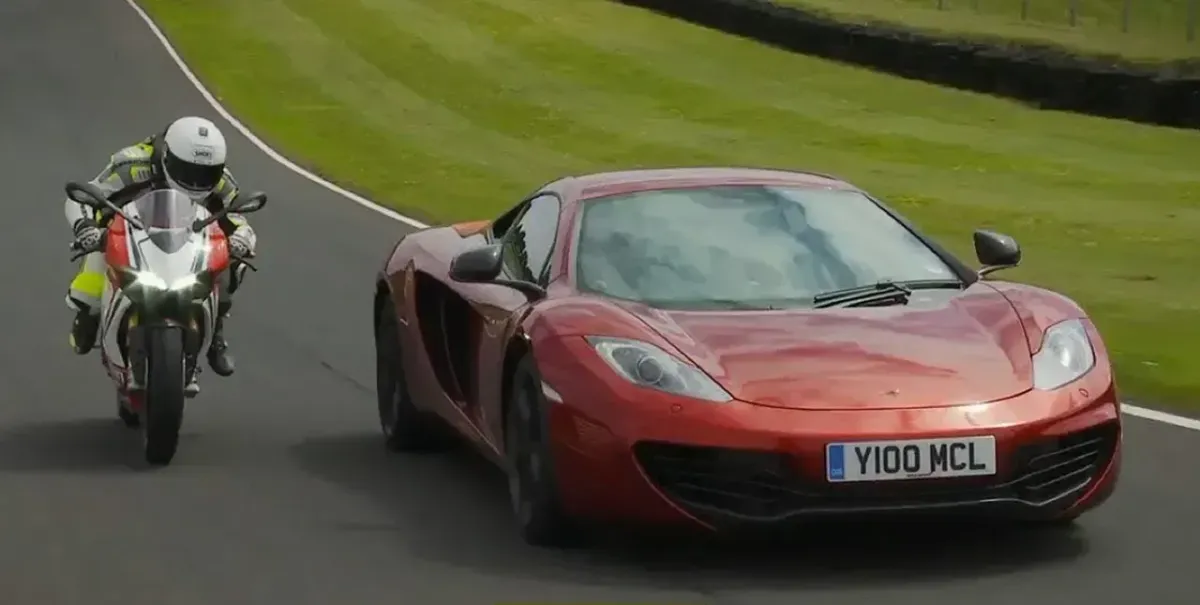 ¡La Ducati Panigale V4 S vs. McLaren MP4-12C: Una Batalla Épica en Cadwell Park! 💨🏆