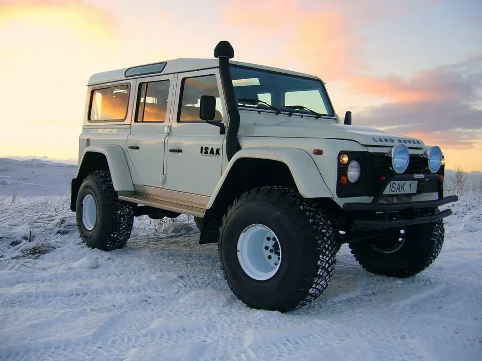 ¡A Toda Velocidad! 🏎️  El Land Rover Defender en la Formula Off Road Islandesa