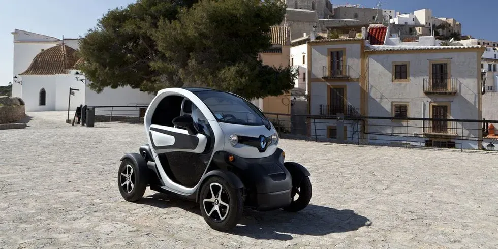 ¡El Twizy: Un pequeño cohete urbano! 🚀 ¿Te imaginas un auto eléctrico que te lleve a toda velocidad por la ciudad?