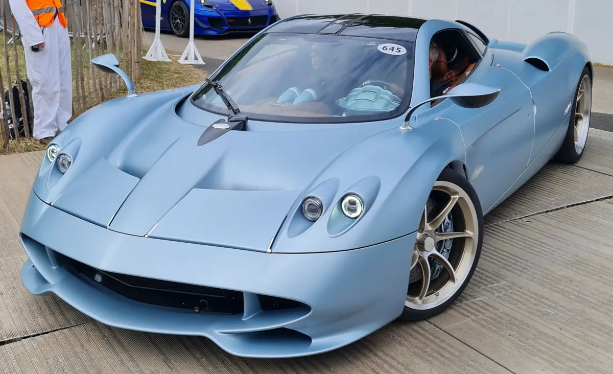 ¡Pagani Huayra Codalunga: Una Bestia de la Velocidad con un Corazón Clásico! 💨🔥