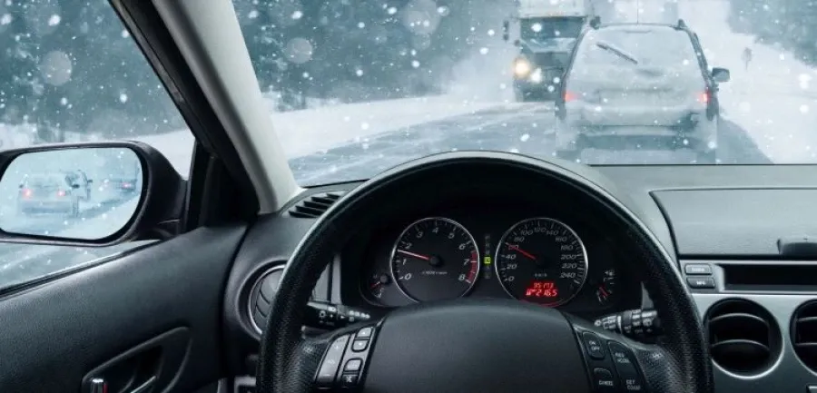 🚗💨 Dominando la Tormenta: Conducir con Seguridad en Lluvia, Niebla y Nieve ❄️🌧️