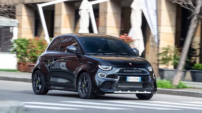 ¡Abarth 500e: El Primer Hot Hatch Eléctrico que Realmente Importa! ⚡️