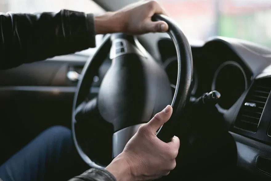 🚗💨 Conducir con seguridad en la ciudad: ¡Consejos para verdaderos fanáticos! 🤯