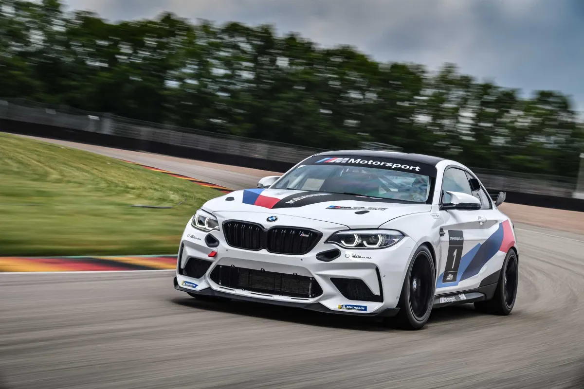 ¡El BMW M2 CS Racing: La Bestia de Pista que te Dejará Boquiabierto!