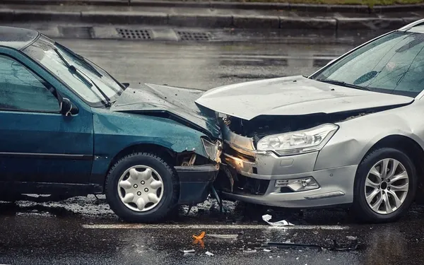 Choque en la Carretera: ¡Cómo Reaccionar Como un Auténtico Fanático! 🚗💥