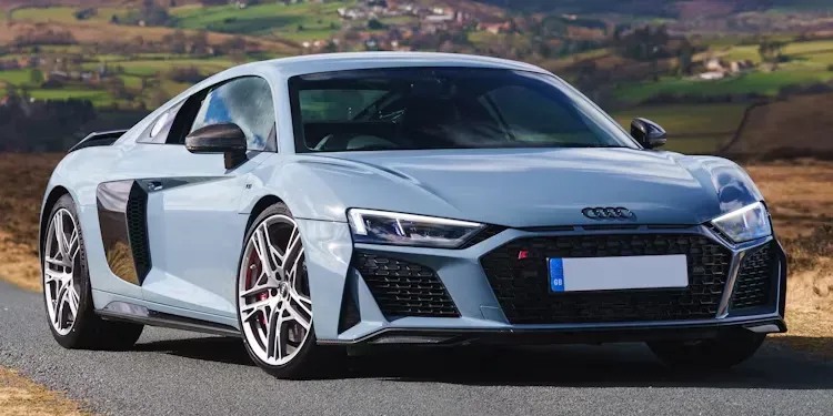 ¡El Audi R8 en una Carrera de RC! ¿Qué Podría Salir Mal? 🚗💨