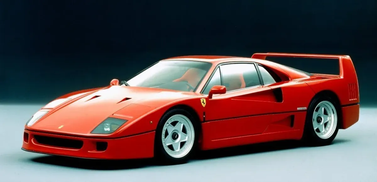 ¡El Ferrari F40: Un Icono de la Velocidad que Sigue Rugiendo! 🏎️🔥