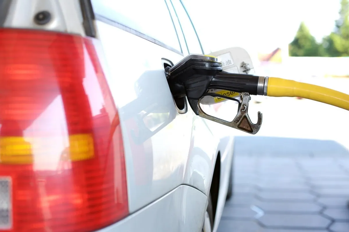 ¡Adiós a la gasolina?  🚗💨 ¿Y si los e-fuels salvan a los coches de combustión?