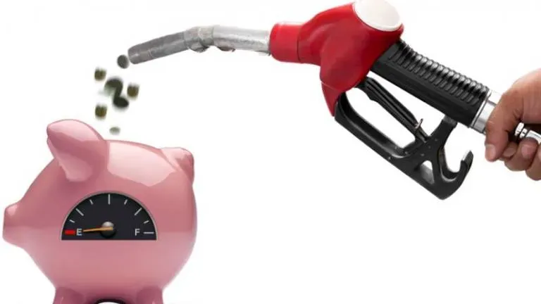 🚗💨  Ahorrar Gasolina: Tips de Conducción Eficiente para Fanáticos de los Autos 🚀