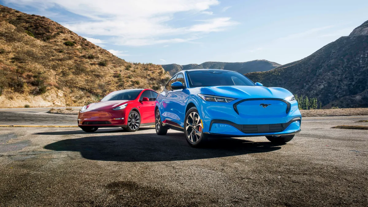 Tesla Model Y vs Ford Mustang Mach-E: ¿Cuál es el Rey de los SUV Eléctricos? ⚡️🏆