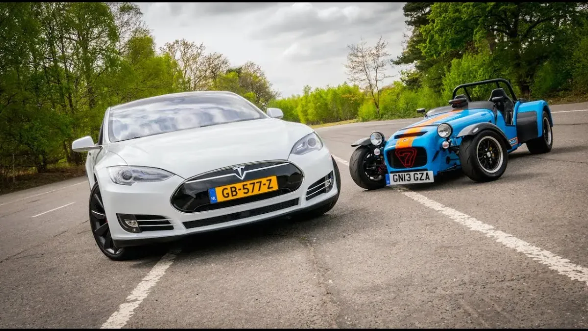 ¡Tesla Model S Plaid vs. Caterham 620R: Una Batalla de Titanes! ⚡️