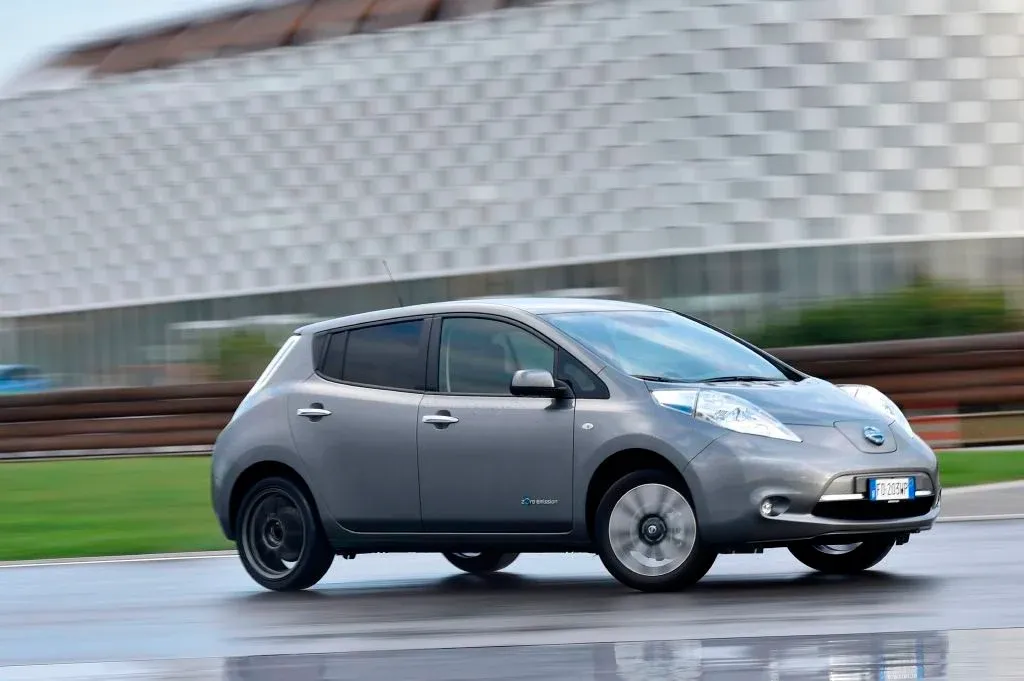 ¡Nissan Leaf en la Pista de Derrape! ¿Puede un Auto Eléctrico Hacer Drift? ⚡️💨