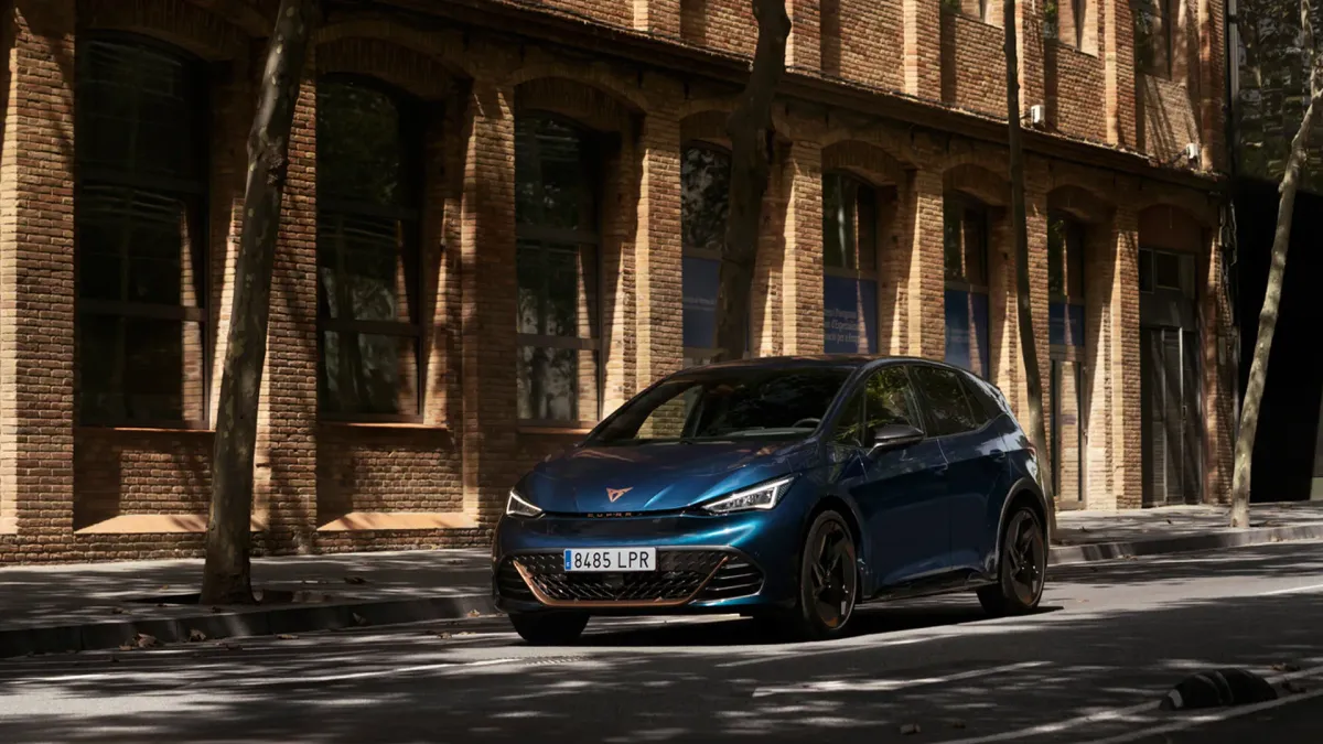 ¡Cupra Born vs. Cupra Formentor VZ5:  Dos autos, dos filosofías, ¡y un solo objetivo: la adrenalina! 🔥