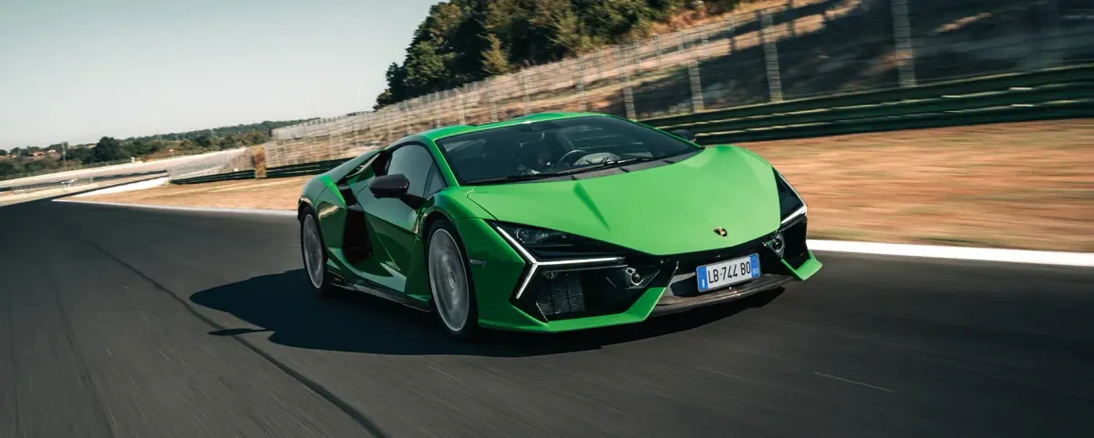 Lamborghini Revuelto: El Toro Eléctrico que Rompe Moldes ⚡️🔥