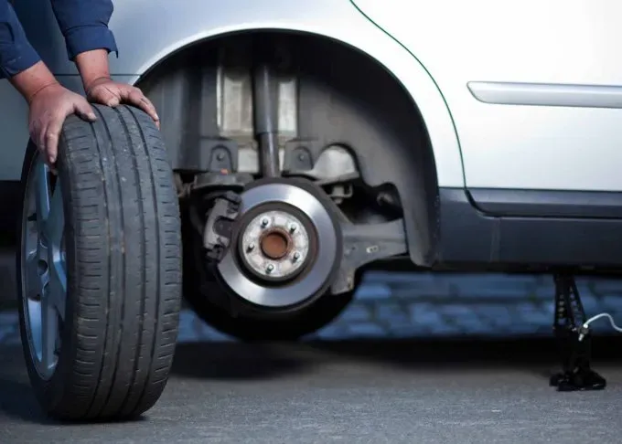 Cambiar Llanta Ponchada: Guía Completa para Fanáticos del Auto 🚗💨