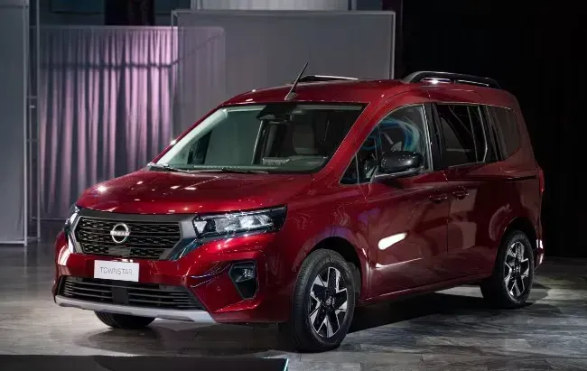 ¡Nissan Townstar: El Nuevo Monovolumen Que Te Hará Reír! 😜