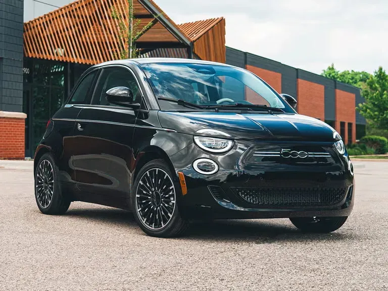 ¡El Fiat 500e 2024: Un Auto Eléctrico Con Alma Retro! 🚗💨