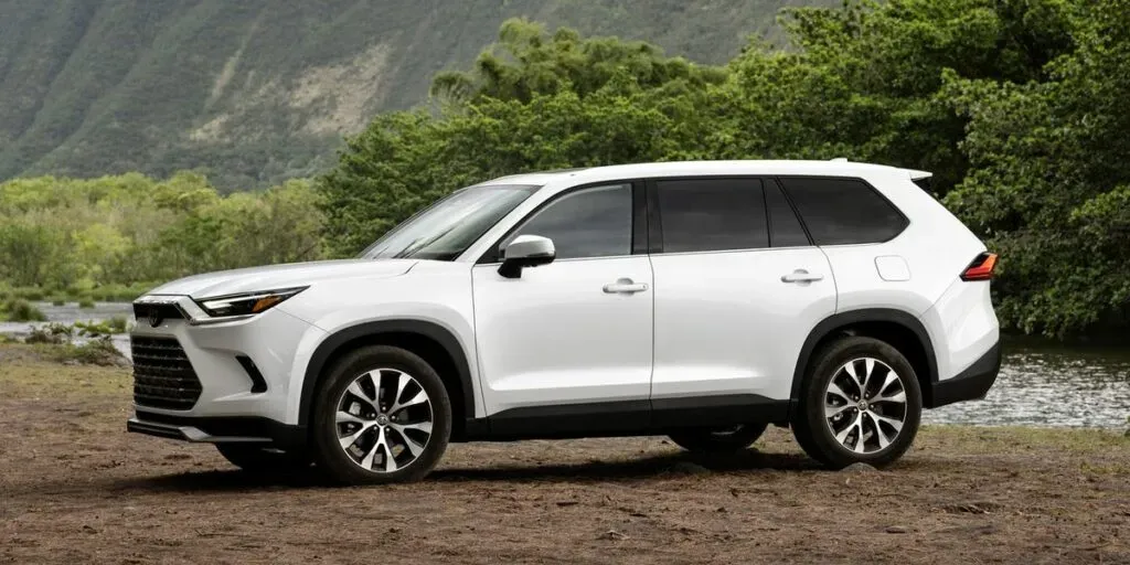 ¡El Toyota Grand Highlander 2024: ¿La Minivan SUV que Buscabas?