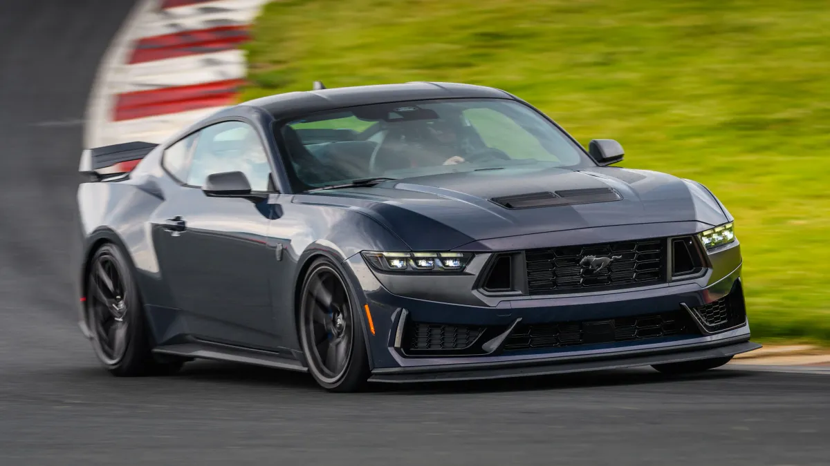 ¡El Ford Mustang Dark Horse: Un Caballo Oscuro que No Te Dejará Indiferente! 😈💨