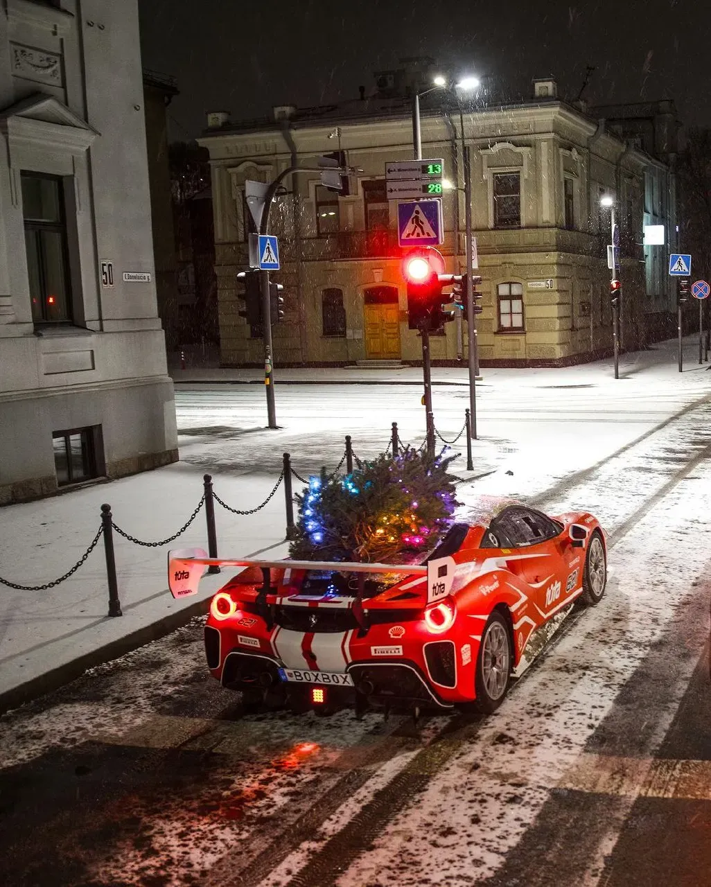 ¡Ferrari 488 Challenge EVO: Un ÁRBOL DE NAVIDAD 🎄 sobre ruedas!