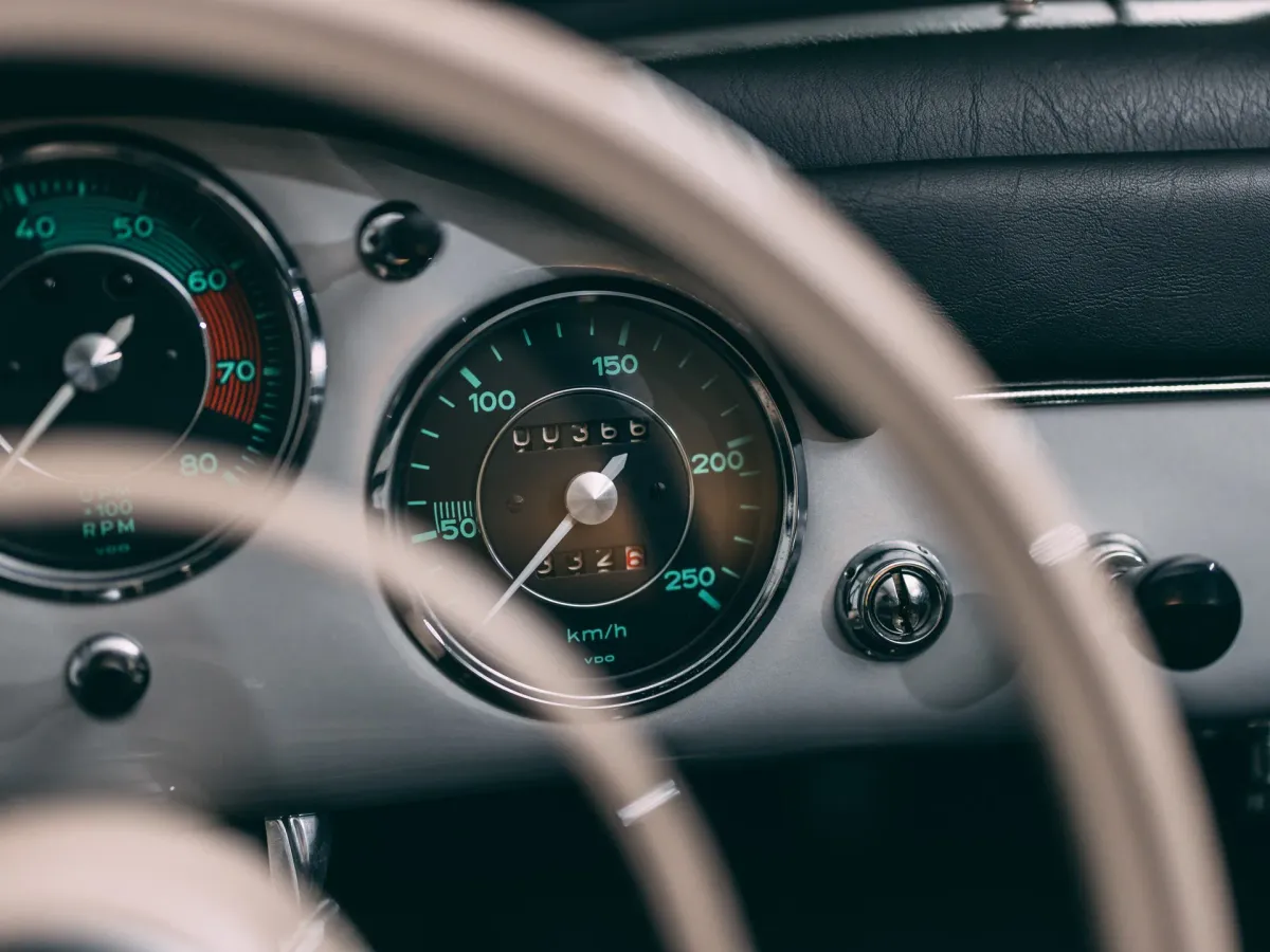 ¡El Porsche 356 Carrera 1500 GS Speedster 1957: Un Sueño de Diseño y Velocidad!