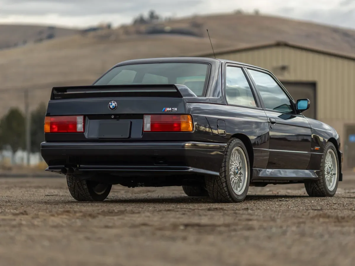 El BMW M3 Evolution (E30): Una Leyenda Nacida en la Pista 🏆🔥