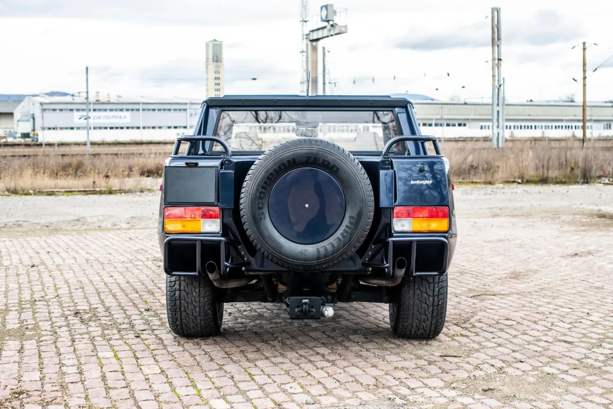 El Lamborghini LM002: Un Tanque de Lujo con Alma Deportiva