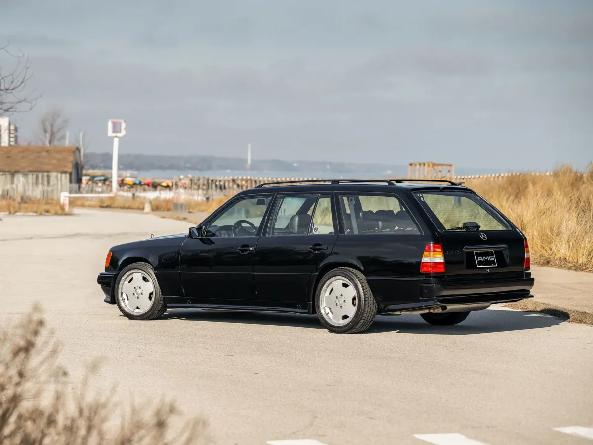 El Mercedes-Benz 300 TE 6.0 AMG "The Mallet": Una Leyenda del Tuning Aleman