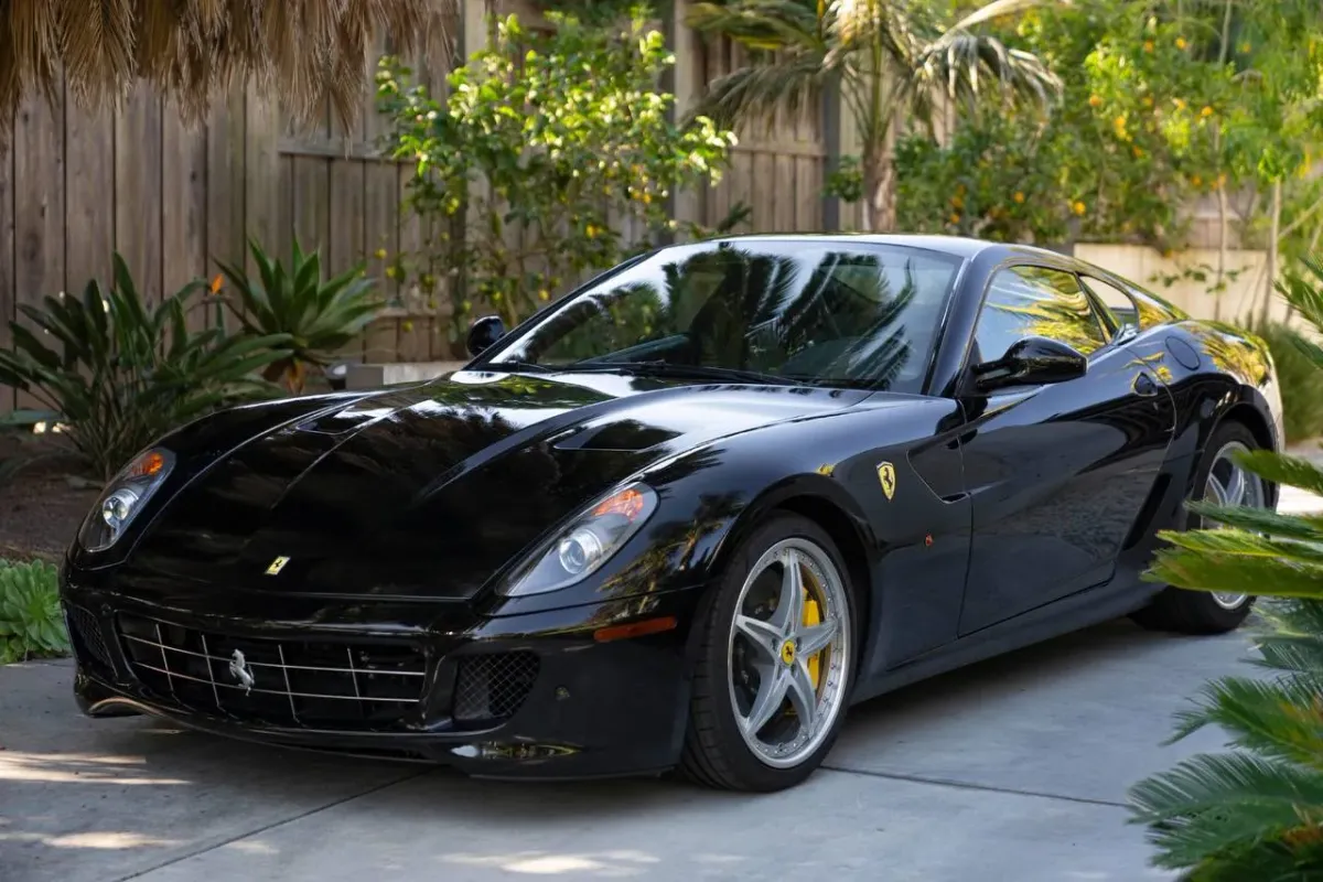 Ferrari 599 GTB Fiorano 2010: La Potencia de un V12 en un Diseño Elegante