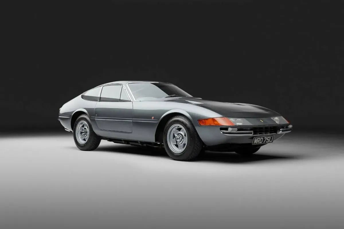 Ferrari 365 GTB/4 "Daytona" 1970: Un Icono de Elegancia y Potencia