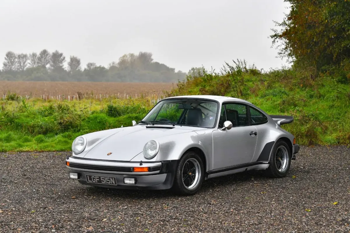 Porsche 911 Turbo 1975: El Nacimiento de una Leyenda 🚀