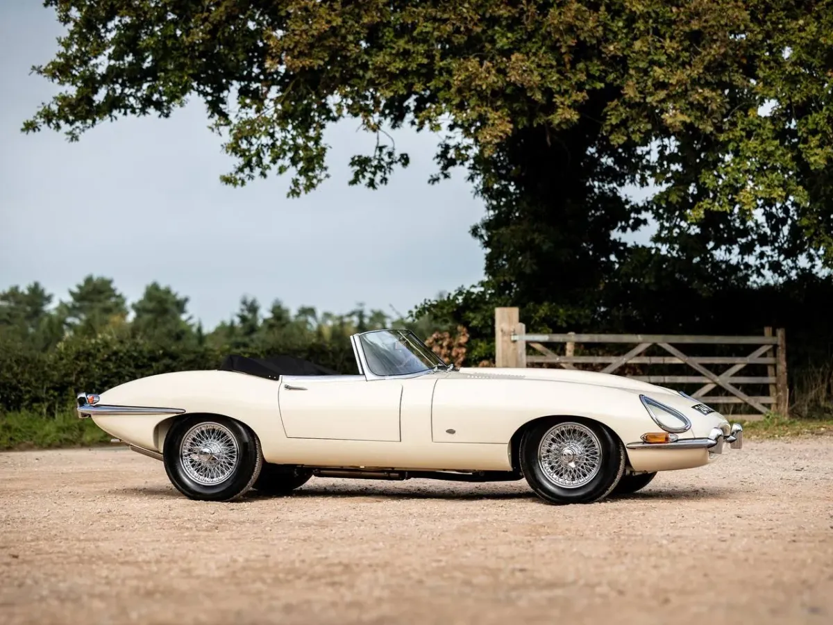 Jaguar E-Type Series 3.8 Roadster 1961: Un Icono del Deporte Británico