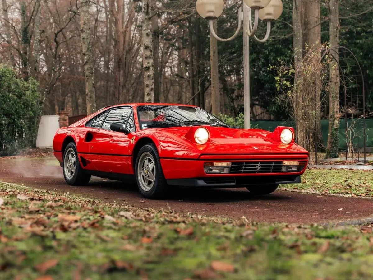 Ferrari GTB Turbo 1989: Un Concierto de Velocidad y Estilo