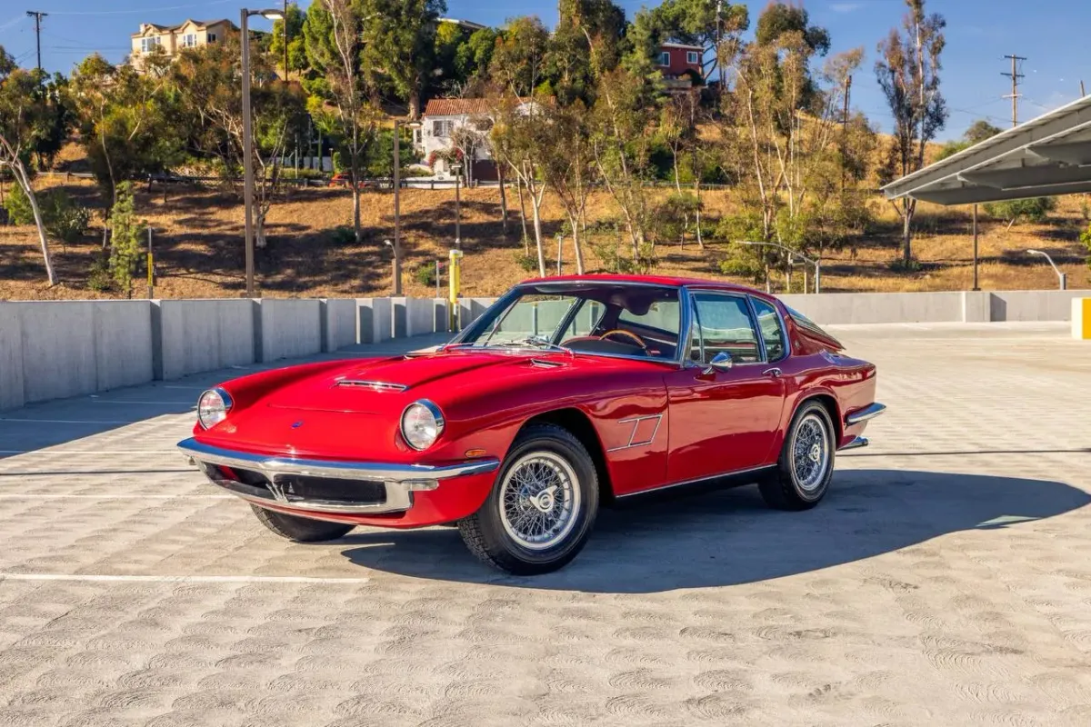 Maserati Mistral 4000 Coupe 1966: Un Ícono del Diseño Italiano y la Potencia