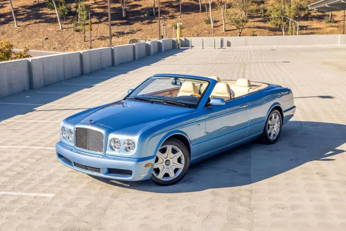 Bentley Azure Convertible 2007: Un Viaje al Aire Libre con Sofisticación 💨🚗