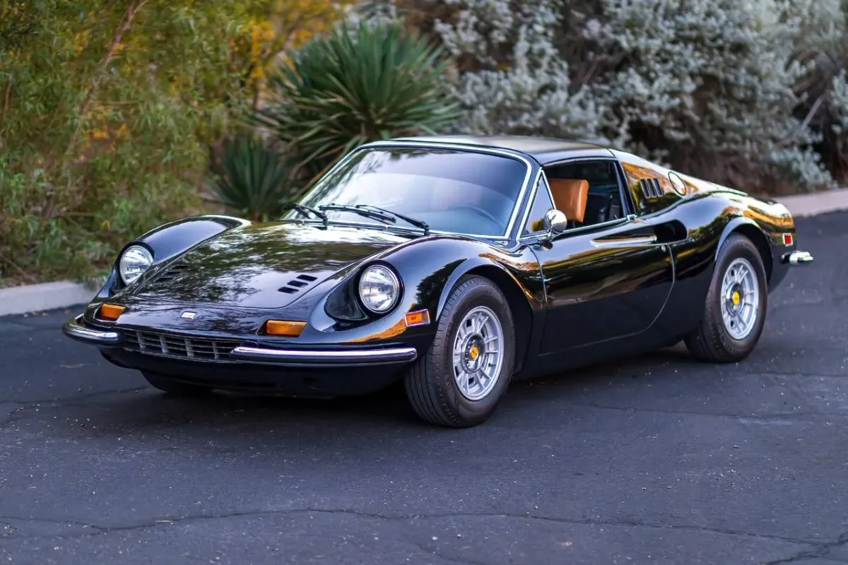 Ferrari Dino 246 GTS: La Belleza Italiana que Encanta con su Diseño Único