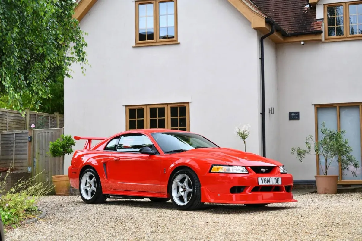 Ford Mustang Cobra R Coupé 2000: La Bestia de Pista que Solo 300 Pudieron Domar 💨🔥