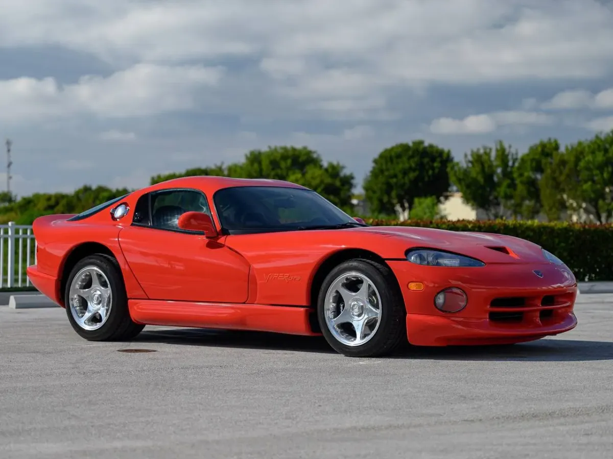 Dodge Viper GTS 1997: Una Bestia Americana con Alma Deportiva 🐍💨