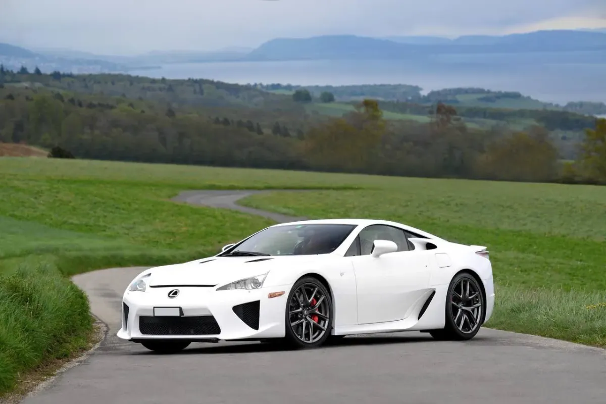 Lexus LFA 2013:  El Rugido del León Un Milagro de la Ingeniería Automotriz