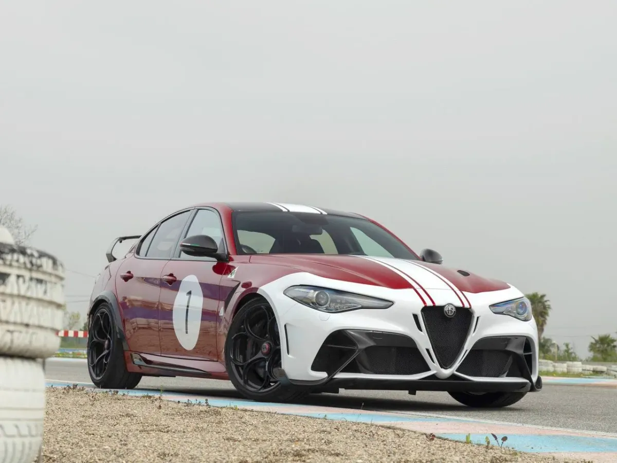 Alfa Romeo Giulia GTAm 2022: La Reinvención de una Leyenda 🔥