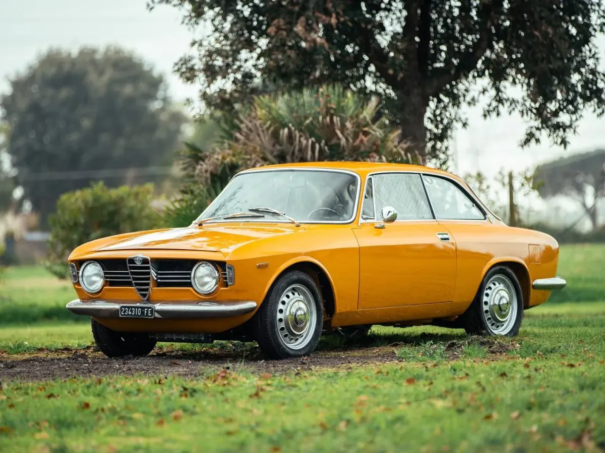 Alfa Romeo Giulia Sprint GT Veloce 1967: La Belleza Italiana que Desafía el Tiempo