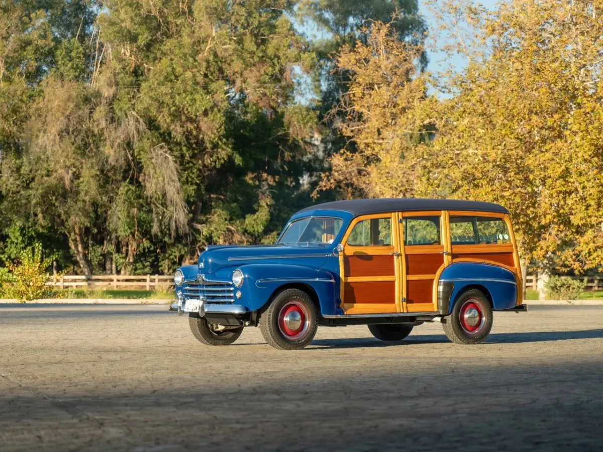 Ford Super DeLuxe Station Wagon AWD Custom 1947: ¡Un Clásico con Alma de Madera!