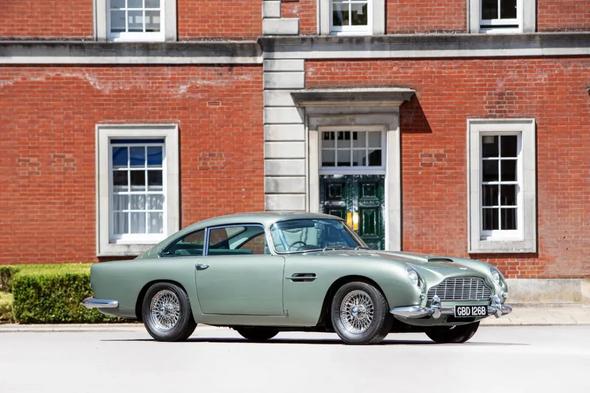 Aston Martin DB5 Sports Saloon 1964: Una Obra Maestra de la Ingeniería Británica