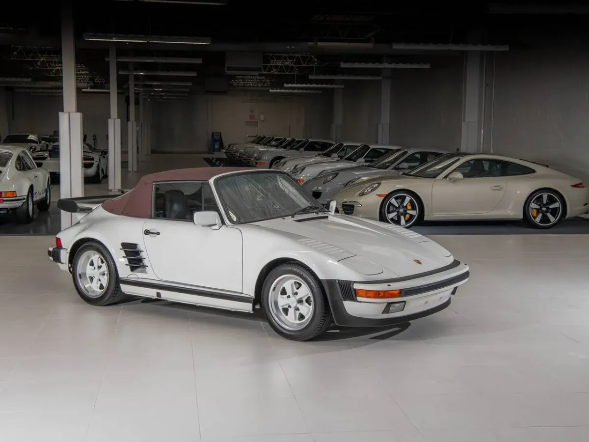 Porsche 911 Turbo "Flat-Nose" Cabriolet 1988: Un ícono único con un toque de exclusividad