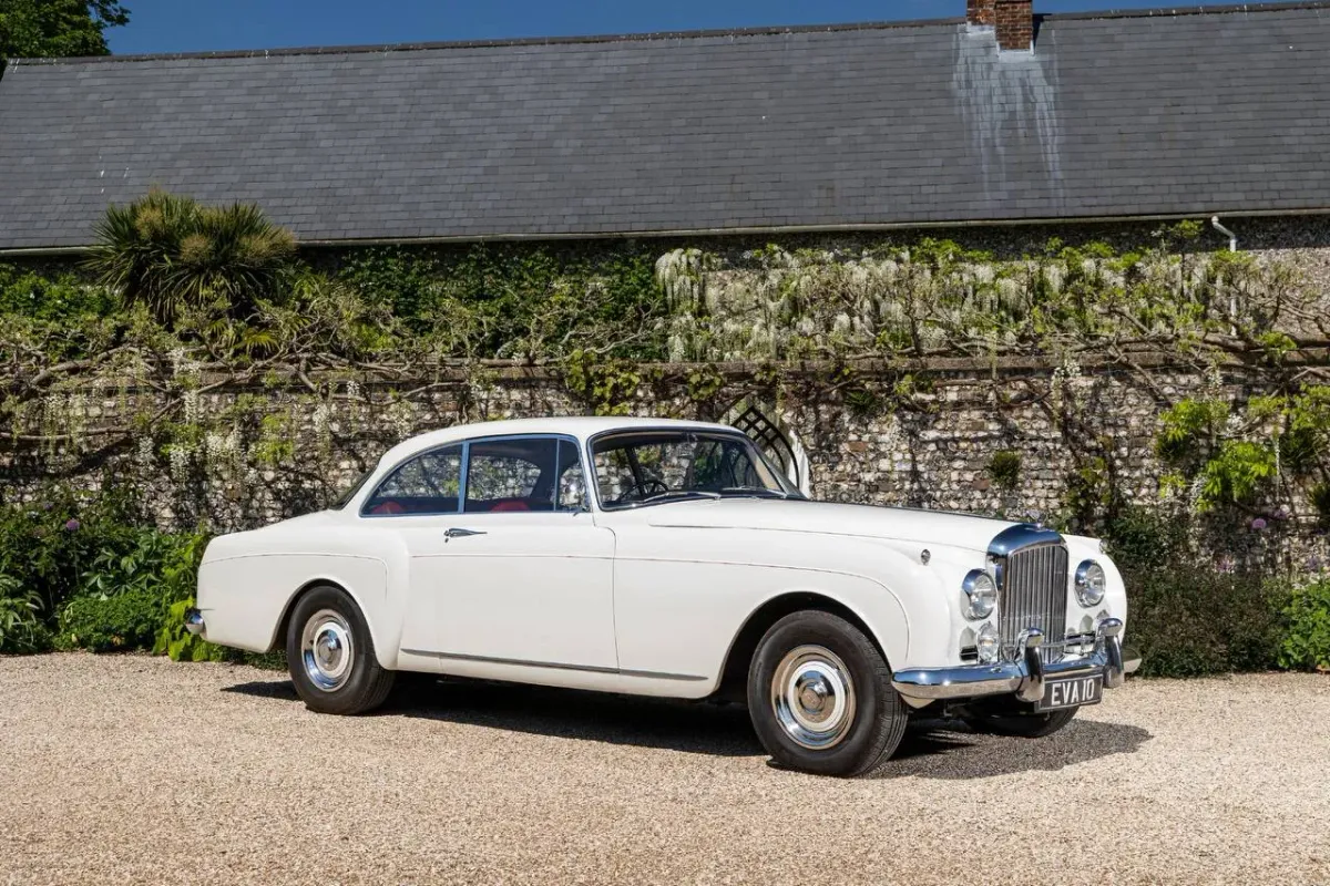 Bentley S2 Continental Sports Saloon by H.J. Mulliner 1962: Elegancia y Potencia en un Clásico 🚗